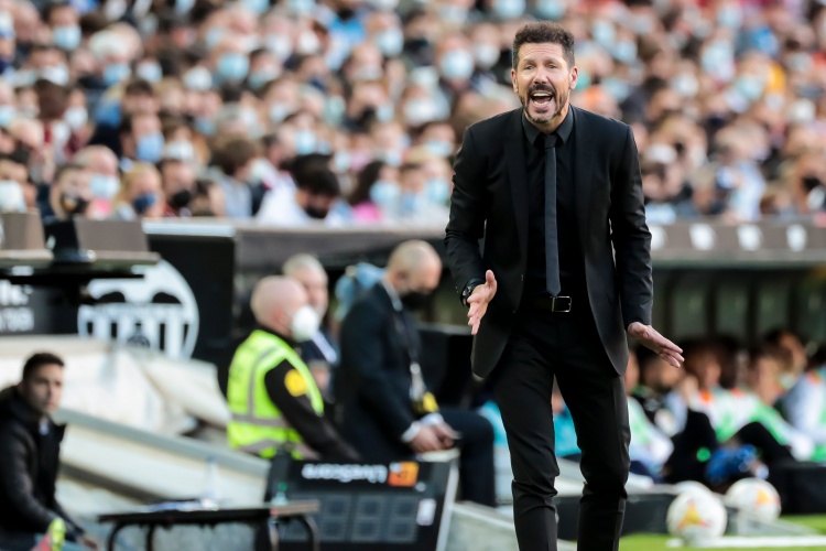 西蒙尼怒斥欧足联：小蜘蛛摔倒了两次触球，规则就变了这让我羞愧