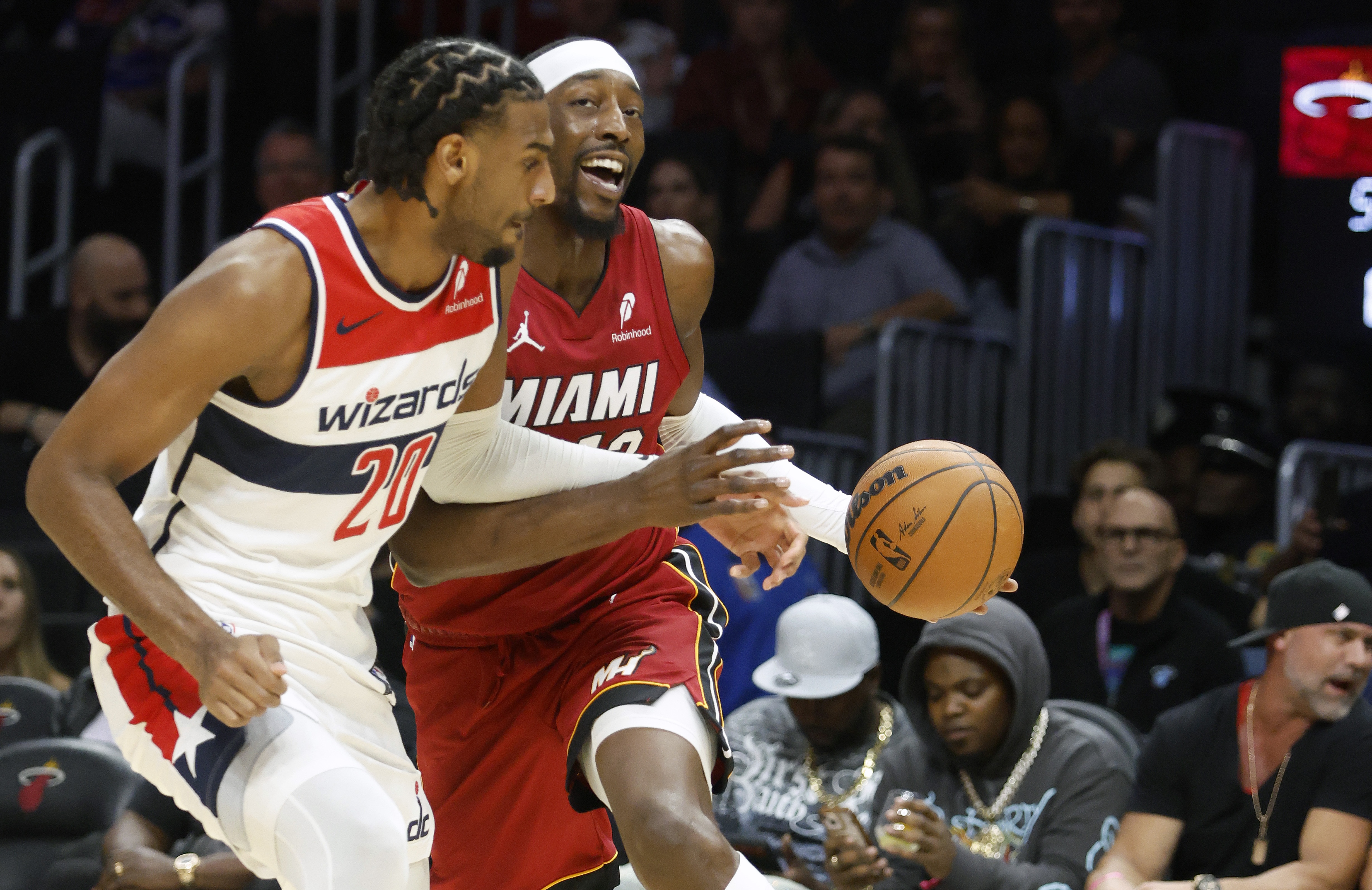 皇冠下载-81分亲历者维拉纽瓦：科比那场很胶着 热火赢20+故意犯规让他得分