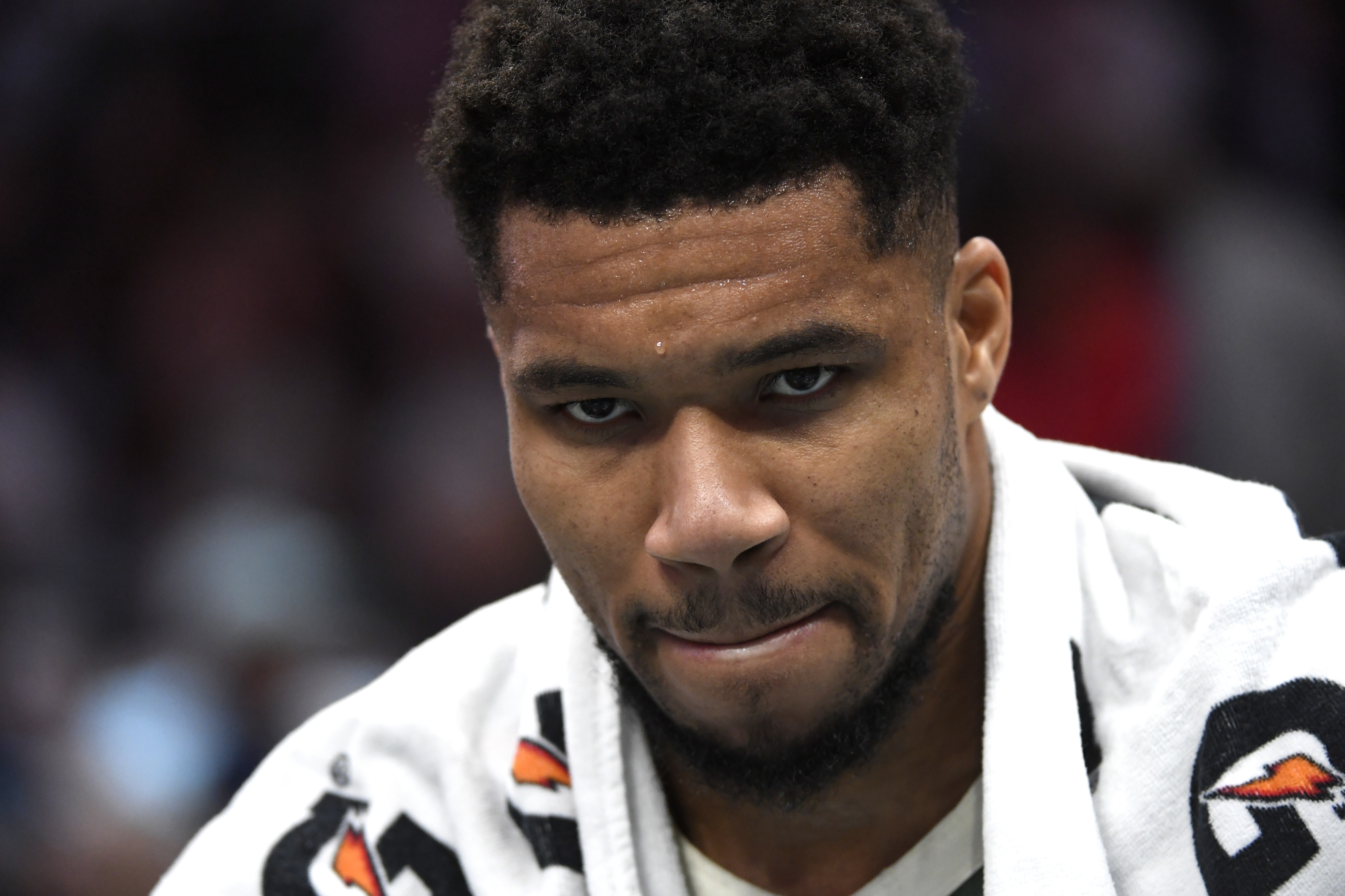 Crown-无心恋战？字母哥最后时刻伤退&amp;8中4拿到22分13板7助 罚球16中14