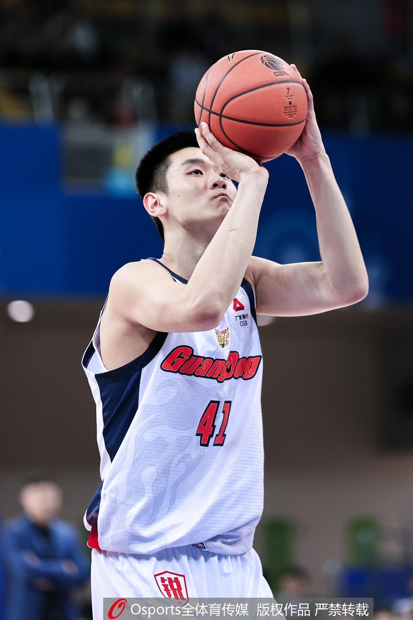 媒体人：王洪泽用稚嫩肩膀扛起广东脆弱内线 他值得更多时间&amp;机会